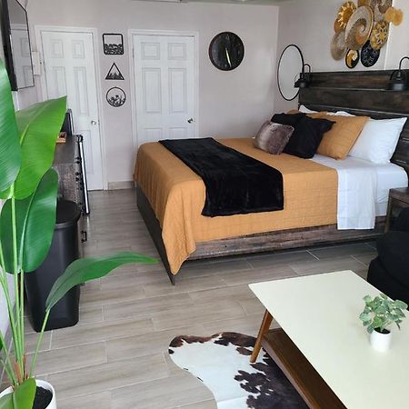Modern Studio Retreat With King Bed - Cozy Comfort Pahokee 외부 사진