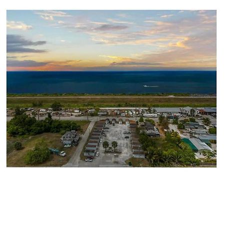 Modern Studio Retreat With King Bed - Cozy Comfort Pahokee 외부 사진