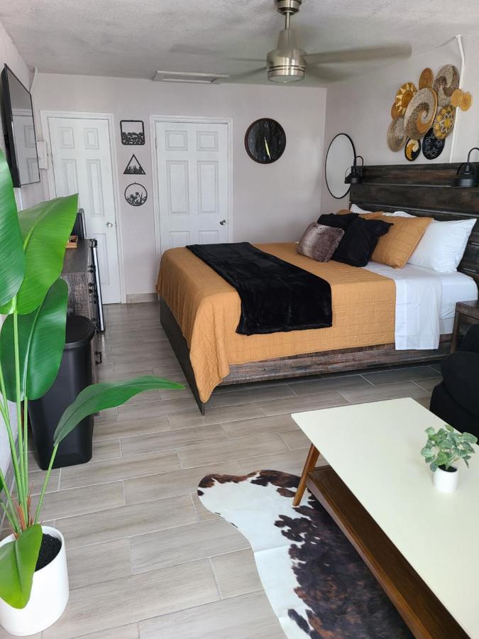 Modern Studio Retreat With King Bed - Cozy Comfort Pahokee 외부 사진
