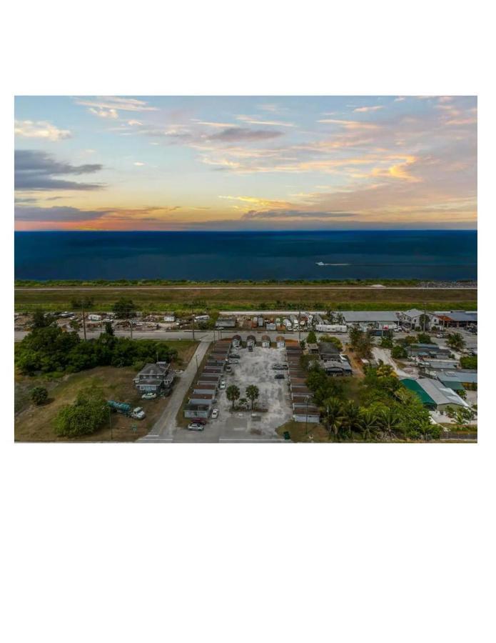 Modern Studio Retreat With King Bed - Cozy Comfort Pahokee 외부 사진