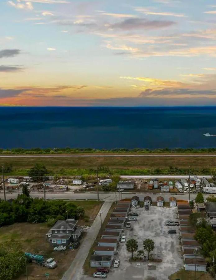 Modern Studio Retreat With King Bed - Cozy Comfort Pahokee 외부 사진