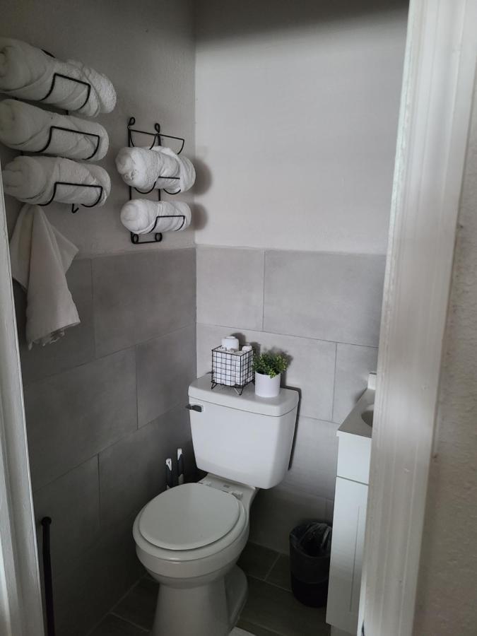 Modern Studio Retreat With King Bed - Cozy Comfort Pahokee 외부 사진