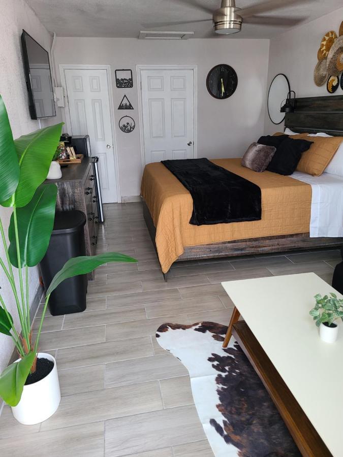 Modern Studio Retreat With King Bed - Cozy Comfort Pahokee 외부 사진